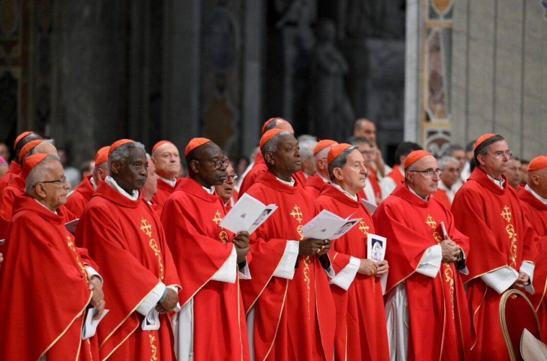 Cardinali nella Cappella Sistina durante il Conclave 2025