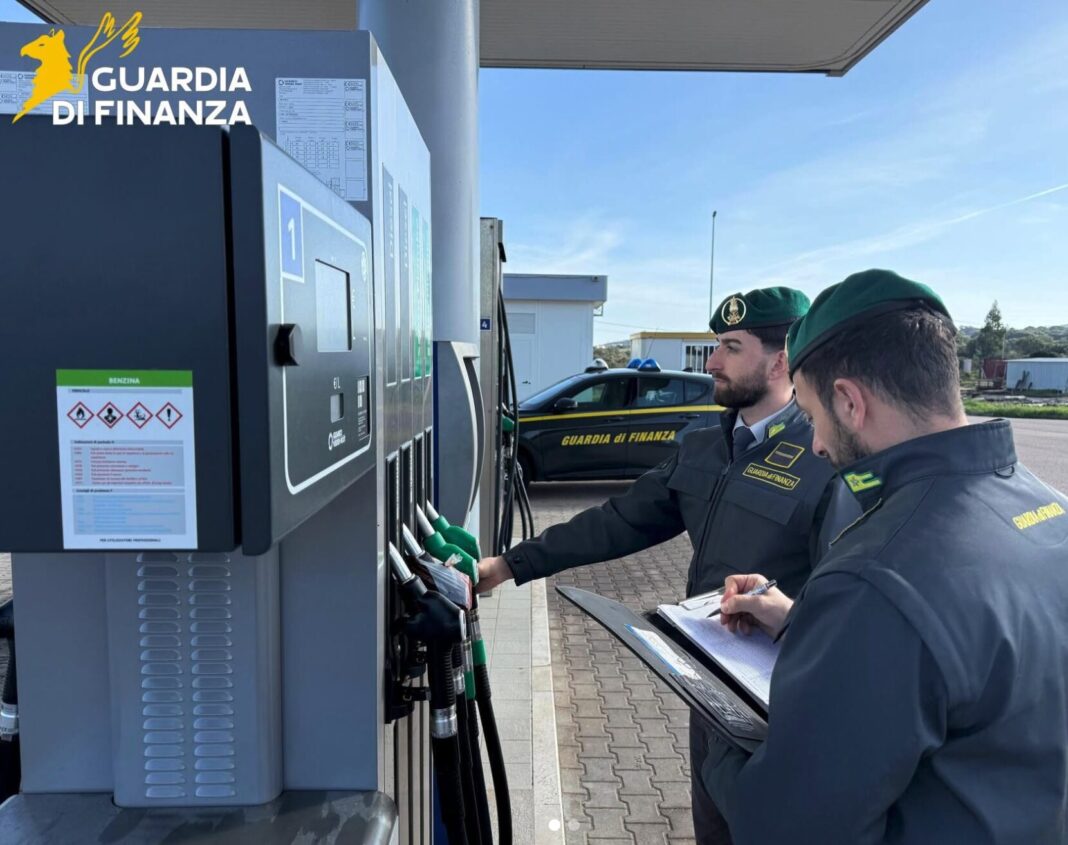 Prezzo del diesel in Campania e controlli sui distributori Distributore di carburante dopo l’introduzione dello sconto sul diesel e l’avvio dei controlli sui prezzi.