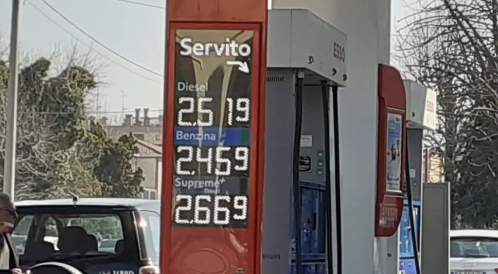 sconto carburanti estate.jpg Distributore di benzina e diesel con prezzi dei carburanti in aumento